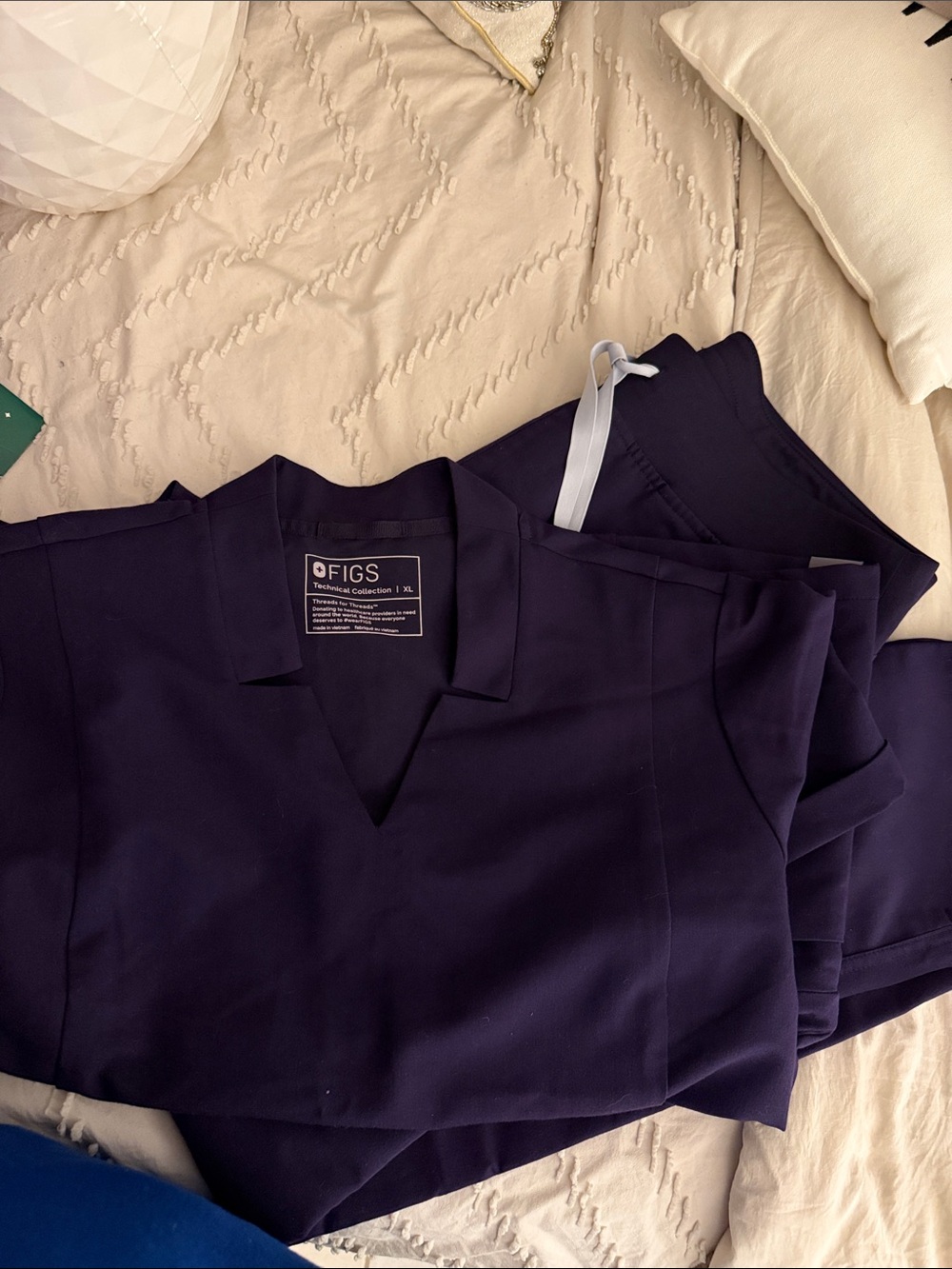 Figs Women's Scrub Set.  Not sure of shirt style size Xl, pants size XL